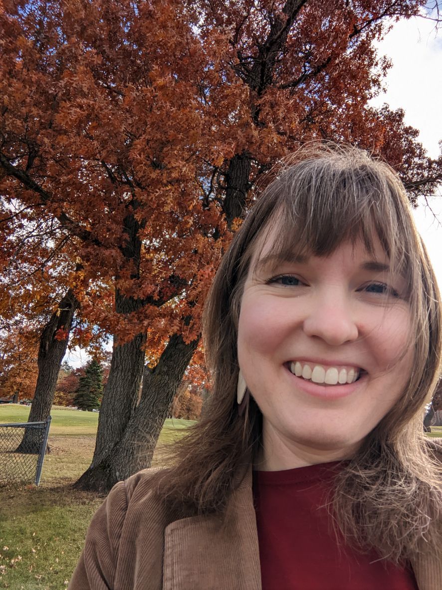 Nora-Hertel-photo-near-autumn-oak-tree.