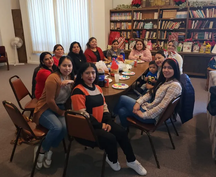 Miembros de un grupo de apoyo para mujeres latinas posan para una fotografía.